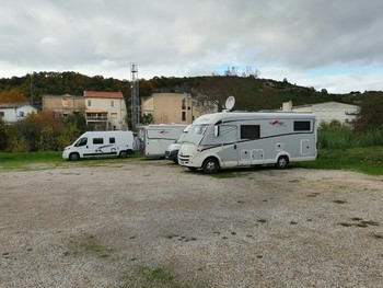 Portion droite de l'aire de camping car ©Office de tourisme Bédarieux GO