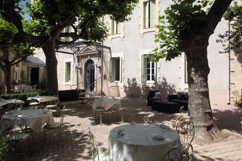 Table terrasse ©Hôtel des thermes - table basse terrasse