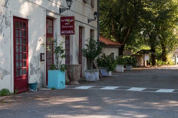 Accueil Le village des sources ©OT Avène