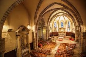 L'INTERIEUR DE L'EGLISE ©RESURGENCES 