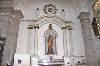 L'INTERIEUR DE L'EGLISE ©RESURGENCES 