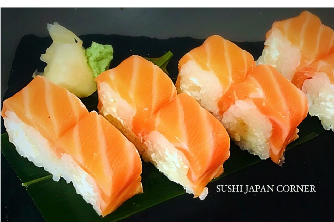 SUSHI-JAPAN-CORNER-SALMON-ROLLS - ©https://ameyokocorner.eatbu.com/?lang=fr#impressions